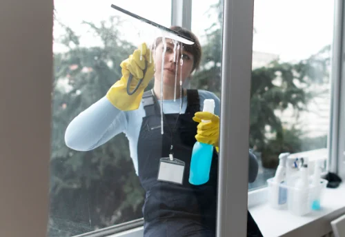 Nettoyage de vitres intérieures et extérieures à la Sentinelle